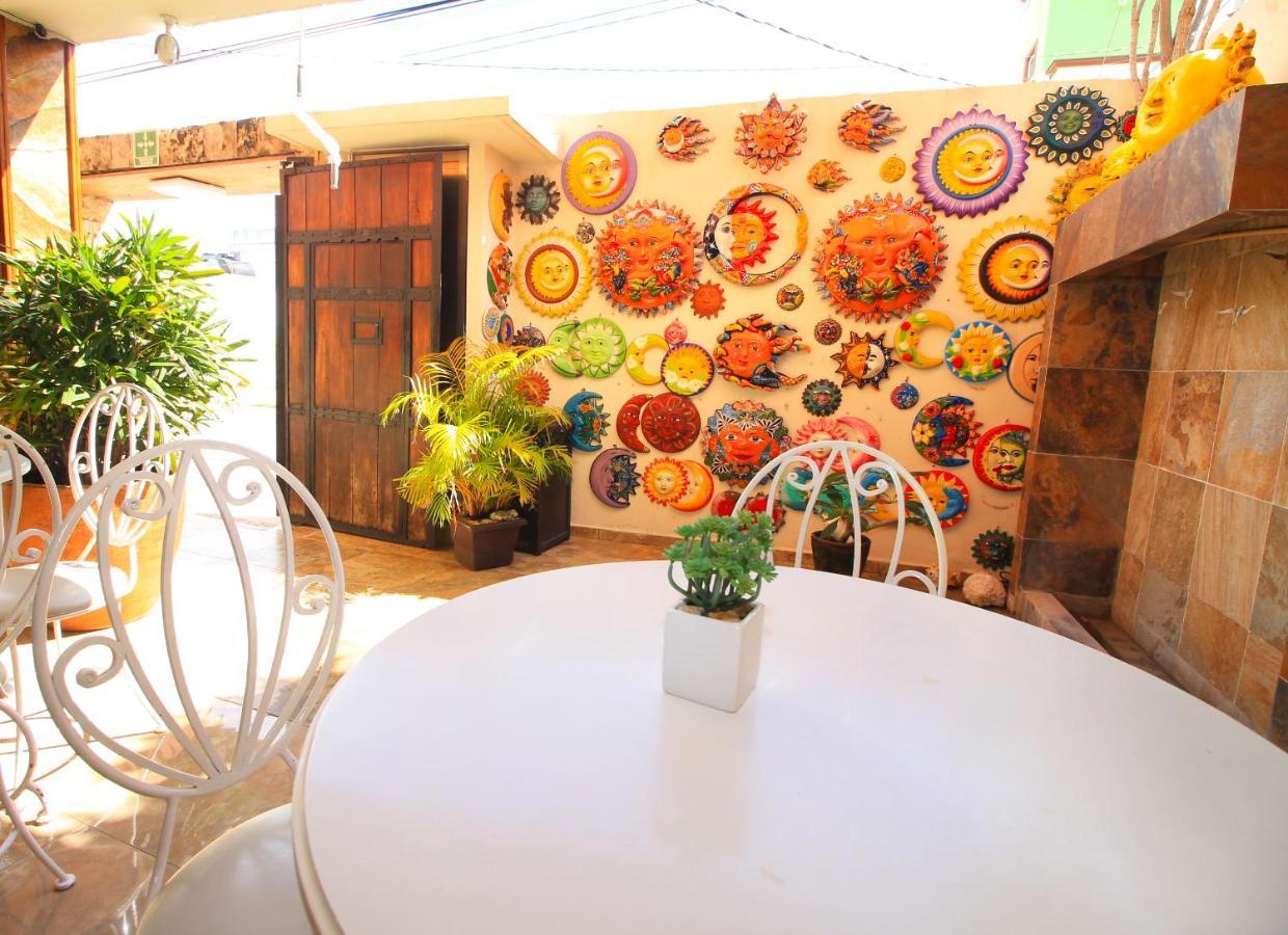 Papagayo Hotel Boutique Плая дел Кармен Екстериор снимка A patio in the center of the house