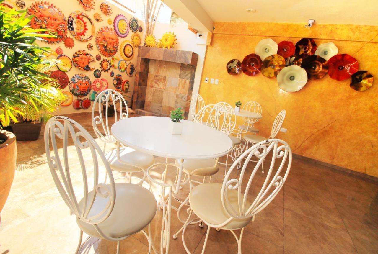 Papagayo Hotel Boutique Плая дел Кармен Екстериор снимка A typical interior of a coffee shop in the city