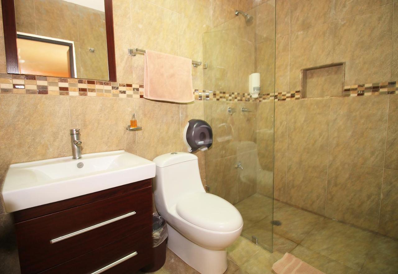 Papagayo Hotel Boutique Плая дел Кармен Екстериор снимка Bathroom with a shower