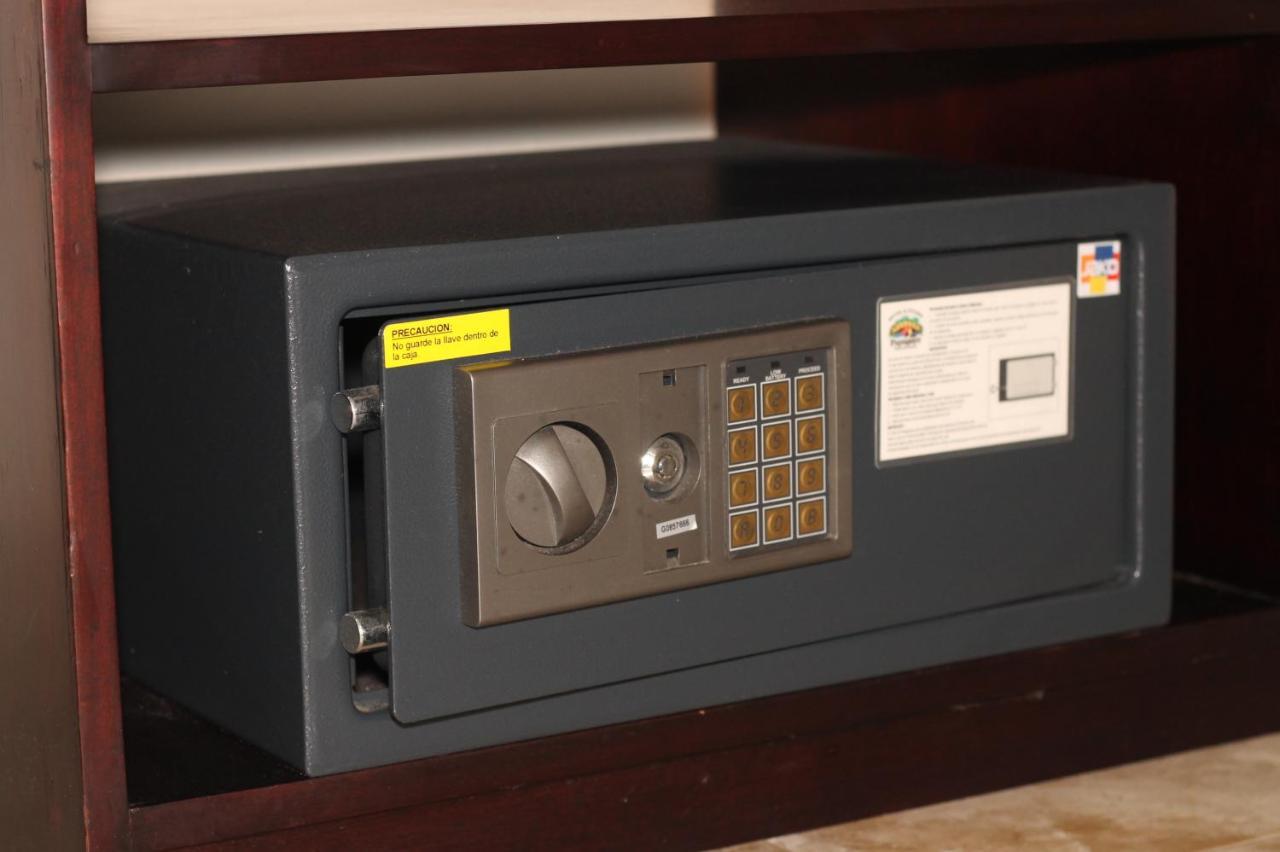 Papagayo Hotel Boutique Плая дел Кармен Екстериор снимка A safe